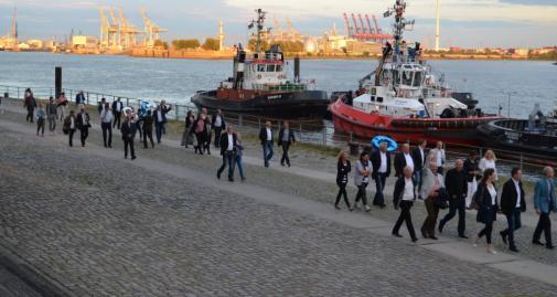 Bild des Hamburger Hafens während des Firmenjubiläums von B&K