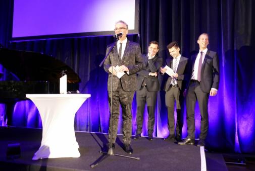 Burkhard Weller ehrt die Gewinner des Teampreises