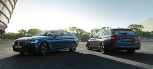 Zwei BMW Modelle stehen nebeneinander