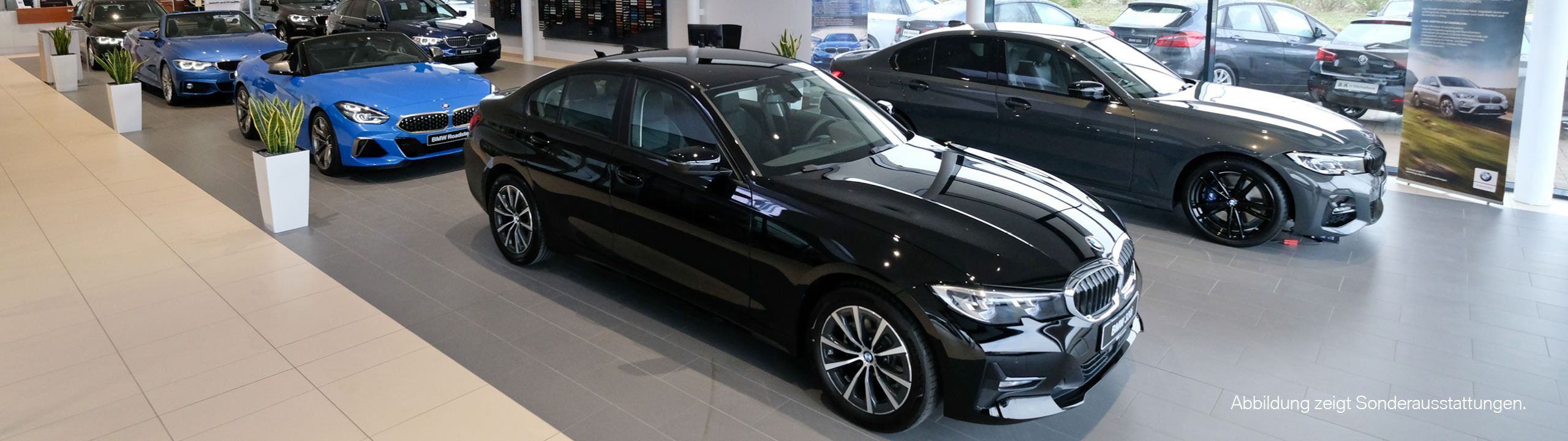 Verschiedene BMW-Modelle in Verkaufshalle von B&K Autohaus