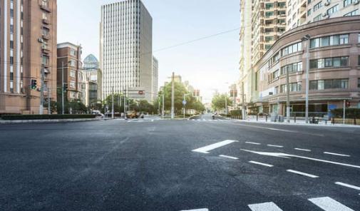 Kreuzung in einer Großstadt ohne Autos