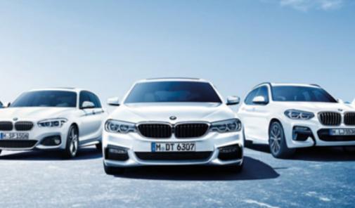 Flotte weißer BMW Leasingfahrzeuge vor blauem Hintergrund