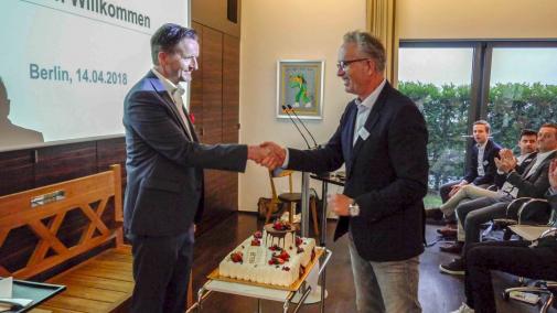 Axel Nordiecker überreicht Burkahrd Weller einen "Geburtstagskuchen"