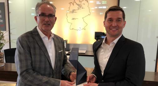 Burkhard Weller und Thorsten Döbbelin halten BMW Award Bester Unternehmer