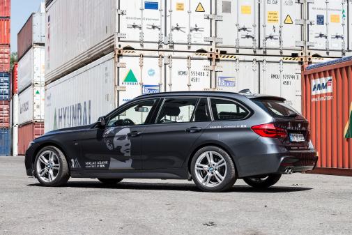 Grauer 3er BMW Touring von Niklas Adank gepsonsert von BMW vor Containern