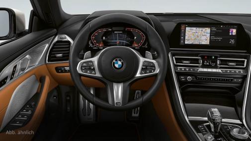 Cockpitansicht eines BMW 8er Cabrio