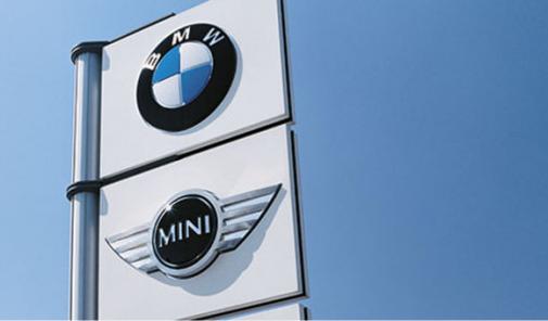autohaus schild zeigt Marken BMW und MINI