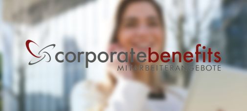 Im Vordergrund der Schriftzug "corporatebenefits - Mitarbeiterangebote", dahinter ist leicht verschwommen telefonierend eine Frau zu sehen