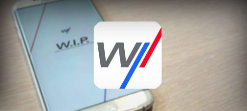 Im Vordergrund das das WIP Logo bestehend aus dem Buchstaben B und jeweils einem roten und einem blauen Strich, dahinter ein Smartphone mit dem selben Logo und  dem W.I.P-Schriftzug