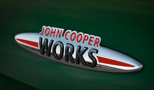 John Cooper Works Badge auf einem MINI in Racing Green