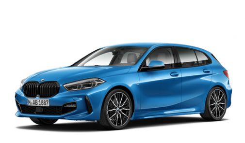 hellblauer 1er BMW vor weißem Hintergrund - Seitenansicht