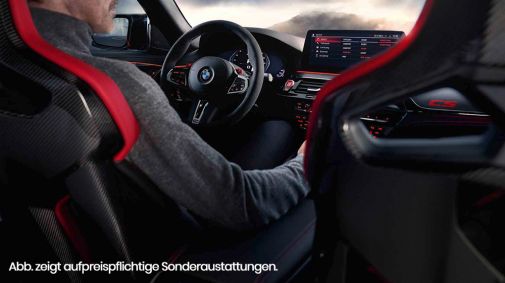Sportsitze mit roten Designelementen im BMW M5 CS
