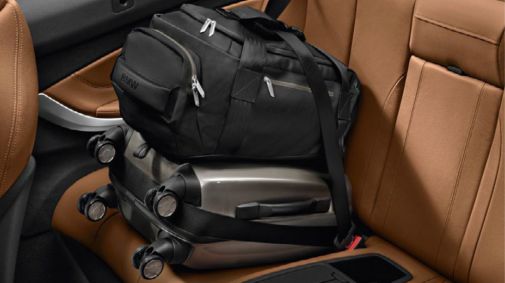 BMW und MINI Reisegepäck auf Rücksitzbank