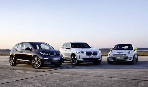 vollelektrische BMW und MINI-Modelle auf einem Bild vereint