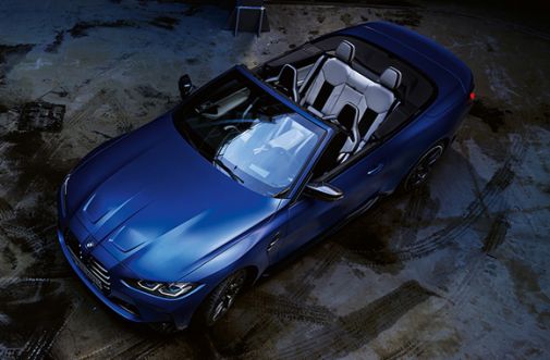 blaues BMW M4 Cabrio aus der Vogelperspektive