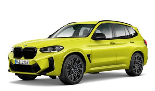 giftgrüner BMW X3 M vor weißem Hintergrund - Seitenansicht