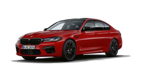 roter BMW M5 vor weißem Hintergrund