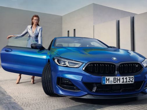 Frontansicht blaues BMW M8 Coupé