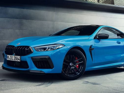 3/4 Frontansicht blaues BMW M8 Coupé