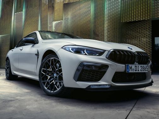 weißes BMW M8 Gran Coupé 3/4 Frontansicht