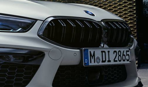 Frontgrill an einem weißen BMW M8