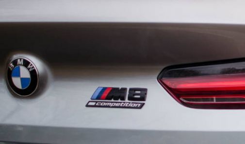 BMW M8 Competition Schriftzug an einem silbernen BMW M8 Competition