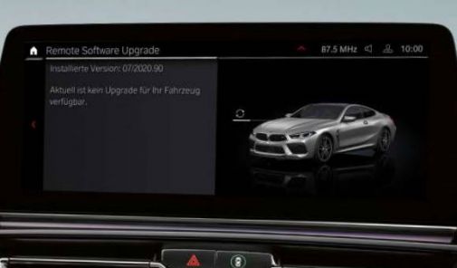 Display eines BMW zeigt Upgrades an, welche mit Klick bestätigt werden sollen