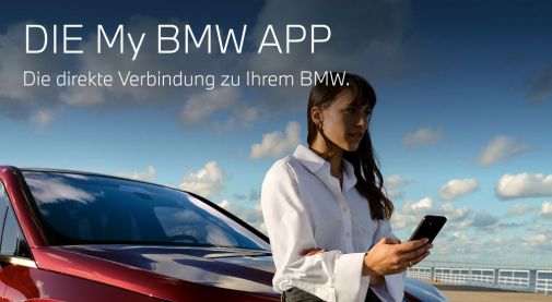 Frau schaut angelehnt an einem BMW auf ihr Smartphone