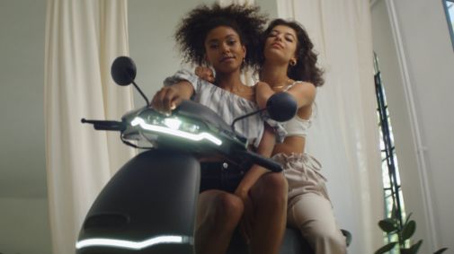 Zwei junge Frauen sitzen auf einem Horwin EK1 Elektroroller