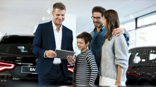 Automobilverkäufer berät Familie