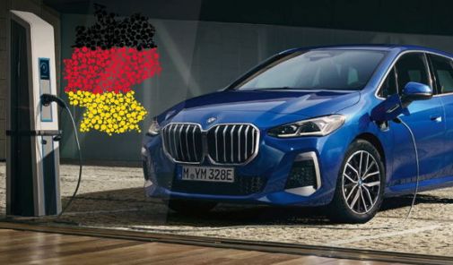 blaues BMW Modell an Ladestation angeschlossen