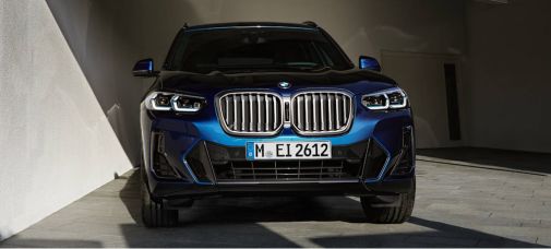blauer BMW X3 Frontal