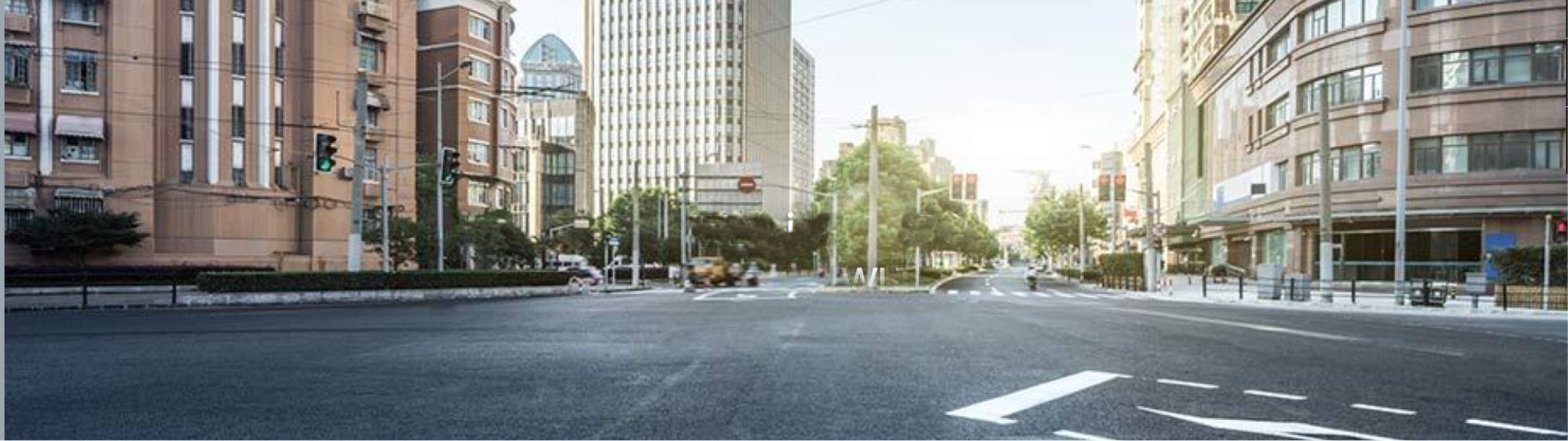 Blick auf eine Straßenkreuzung in urbaner Umgebung