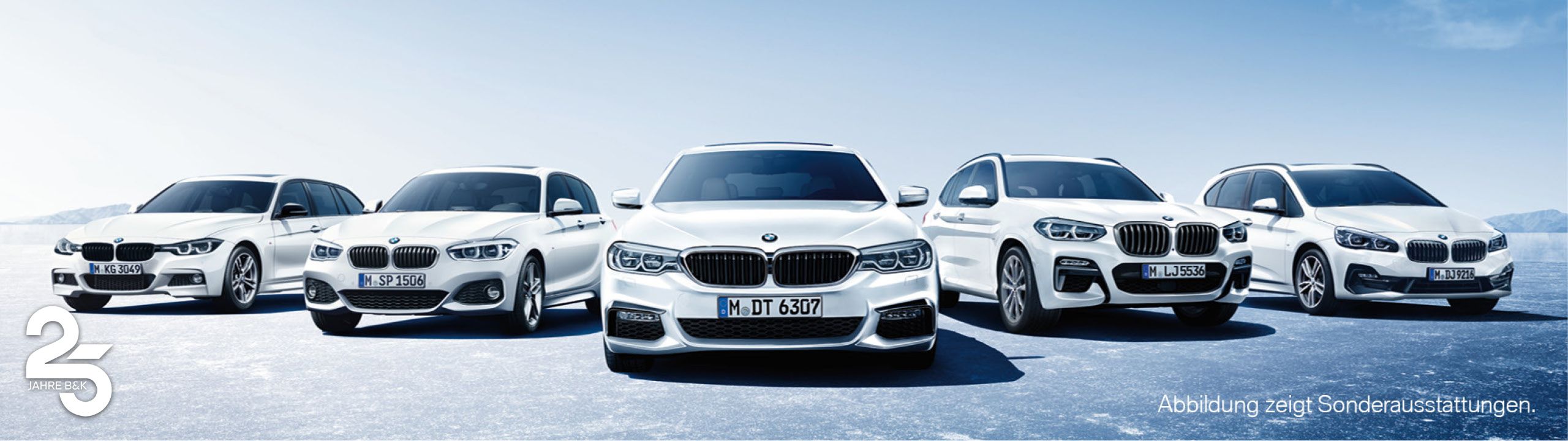 Flotte weißer BMW Leasingfahrzeuge vor blauem Hintergrund
