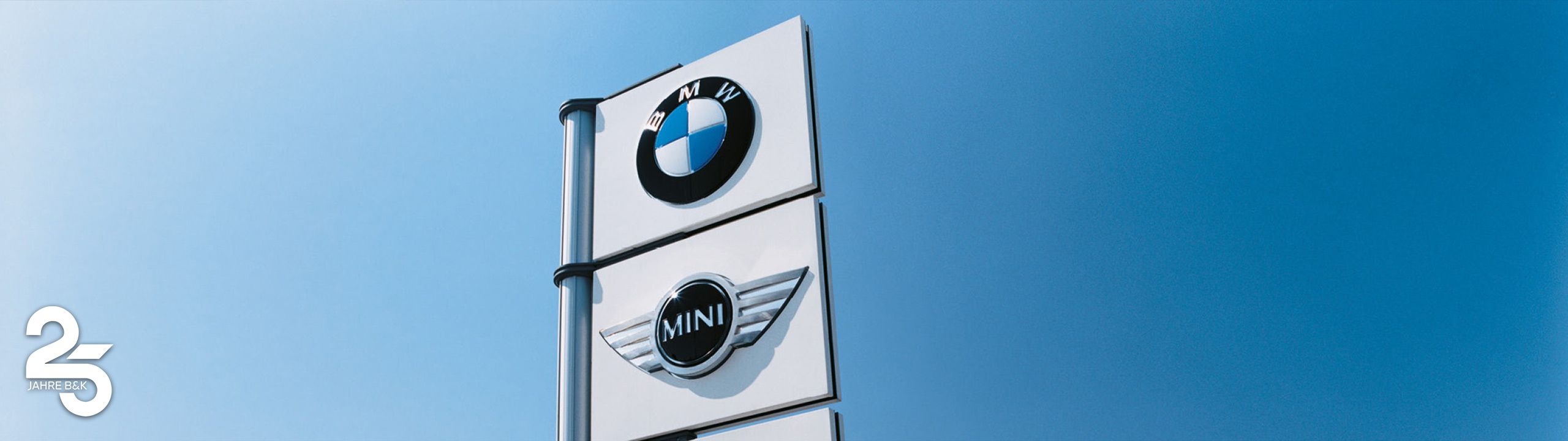 Autohausschild mit den Marken BMW und MINI