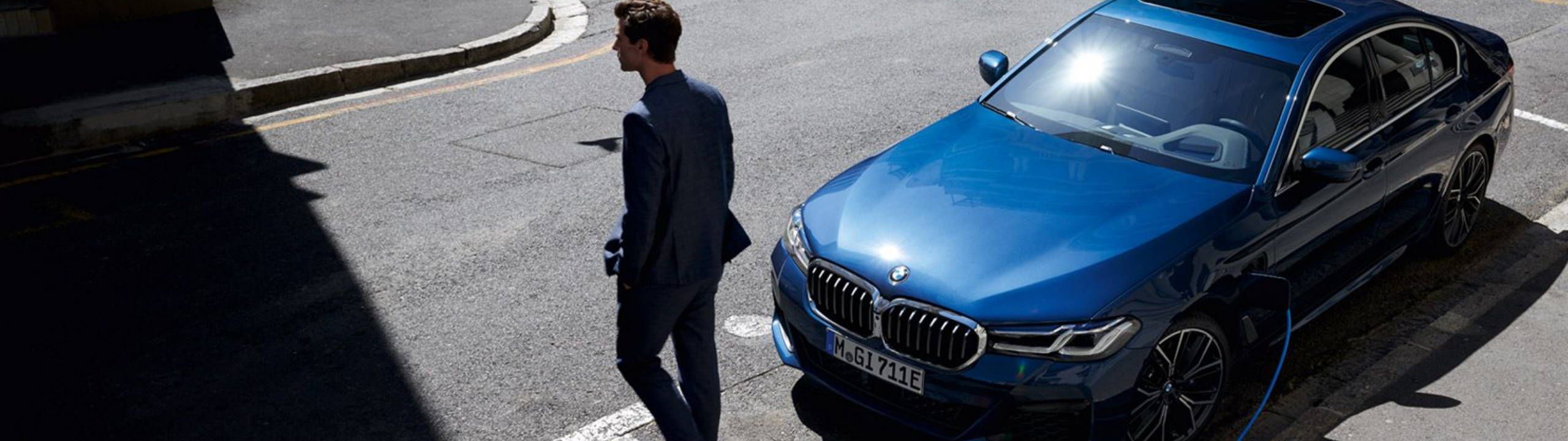 blaue BMW Limousine an Ladekabel angeschlossen